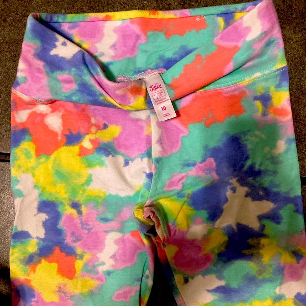 Leggings full of colors.